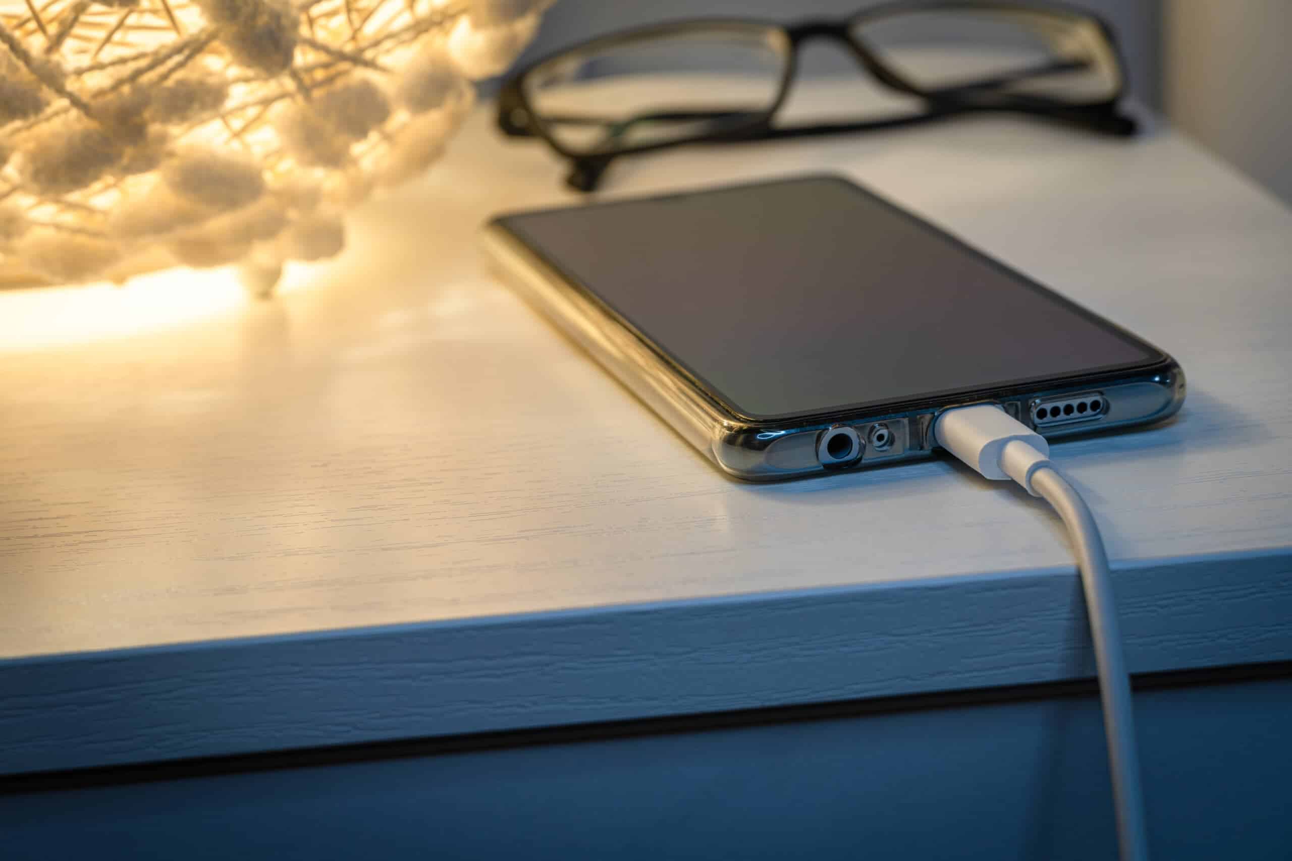 Smartphone carregant|Bateria mòbil